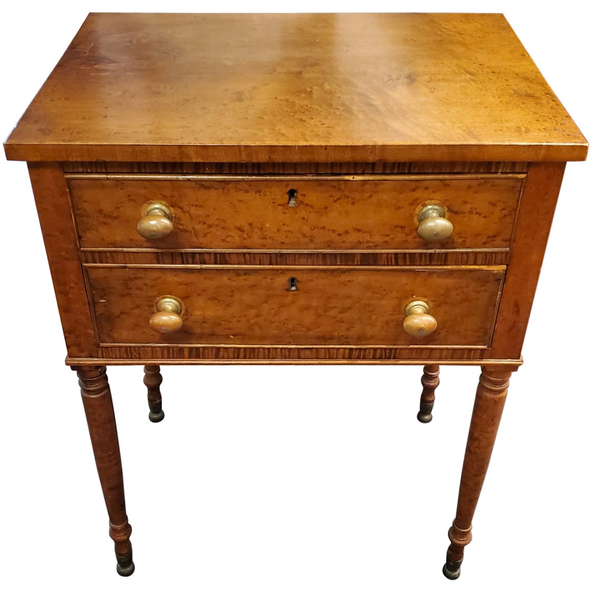 Table d'appoint en érable piqué de la Nouvelle-Angleterre du milieu du XIXe siècle avec deux tiroirs