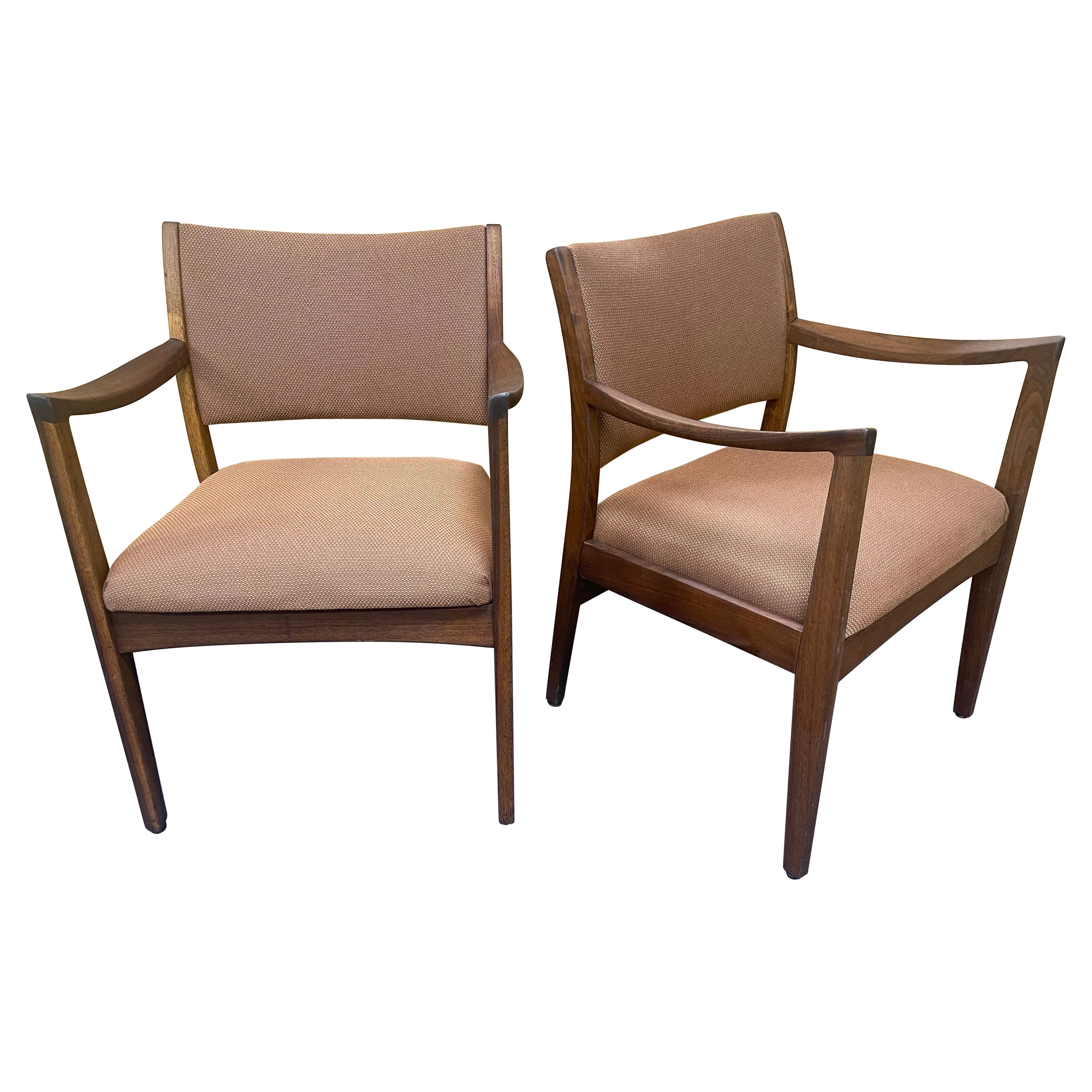 Paire de fauteuils MCM en noyer par Johnson Furniture Company dans le style de Risom