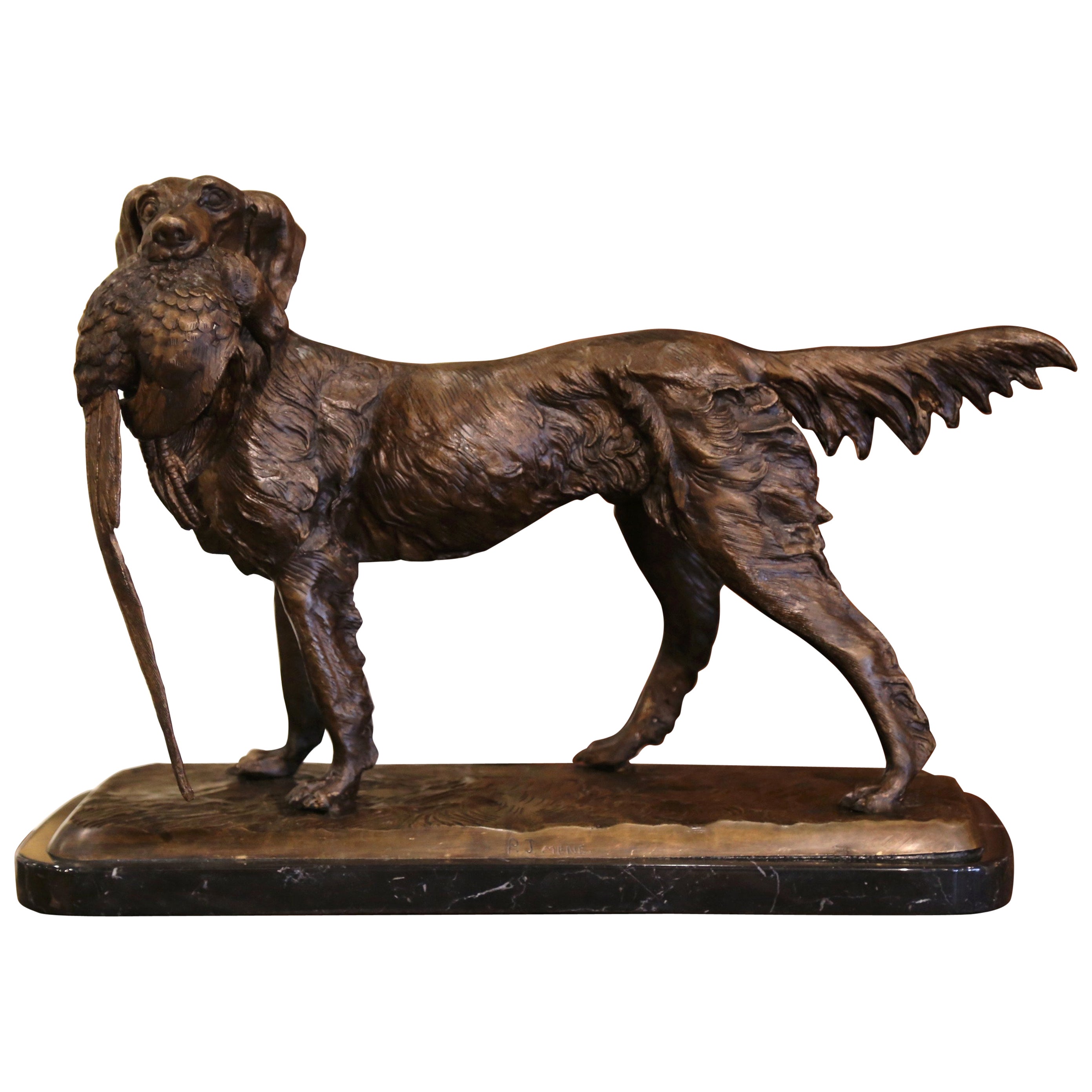 Sculpture française ancienne représentant un chien de chasse et un faisan sur socle en marbre signée PJ Mene en vente