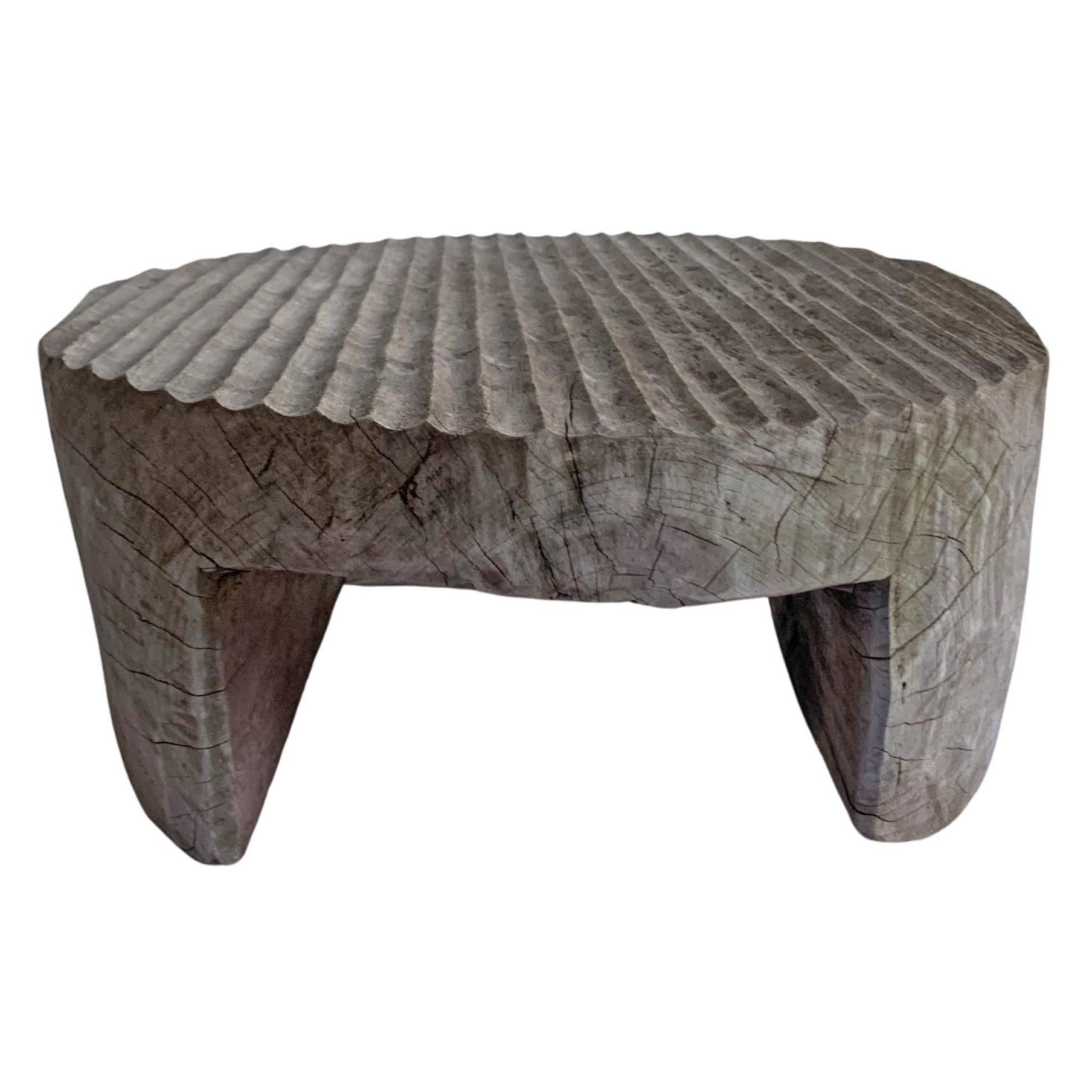 Table d'appoint sculpturale fabriquée en bois de teck massif avec texture nervurée