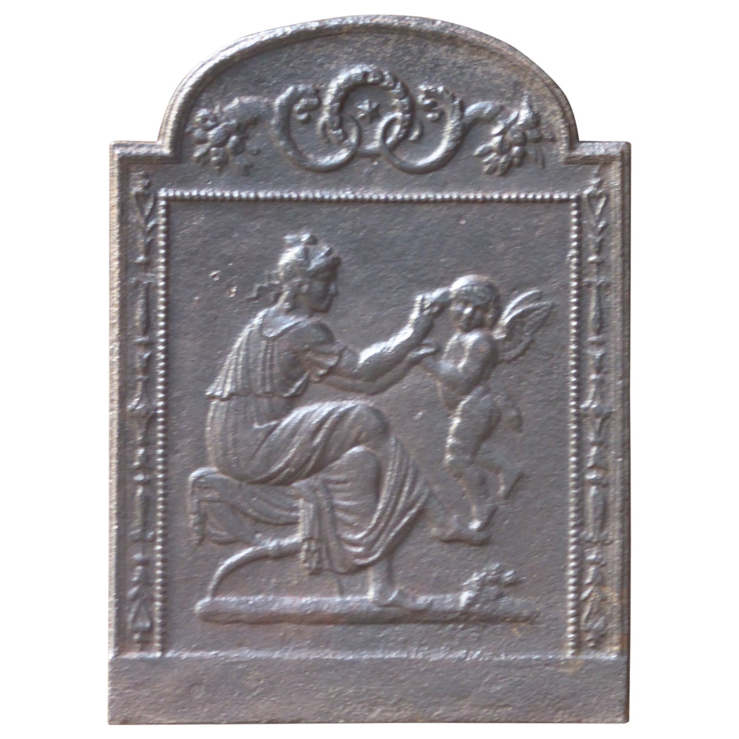 Plaque de cheminée française ancienne Femme avec Cupidon, 18e-19e siècle