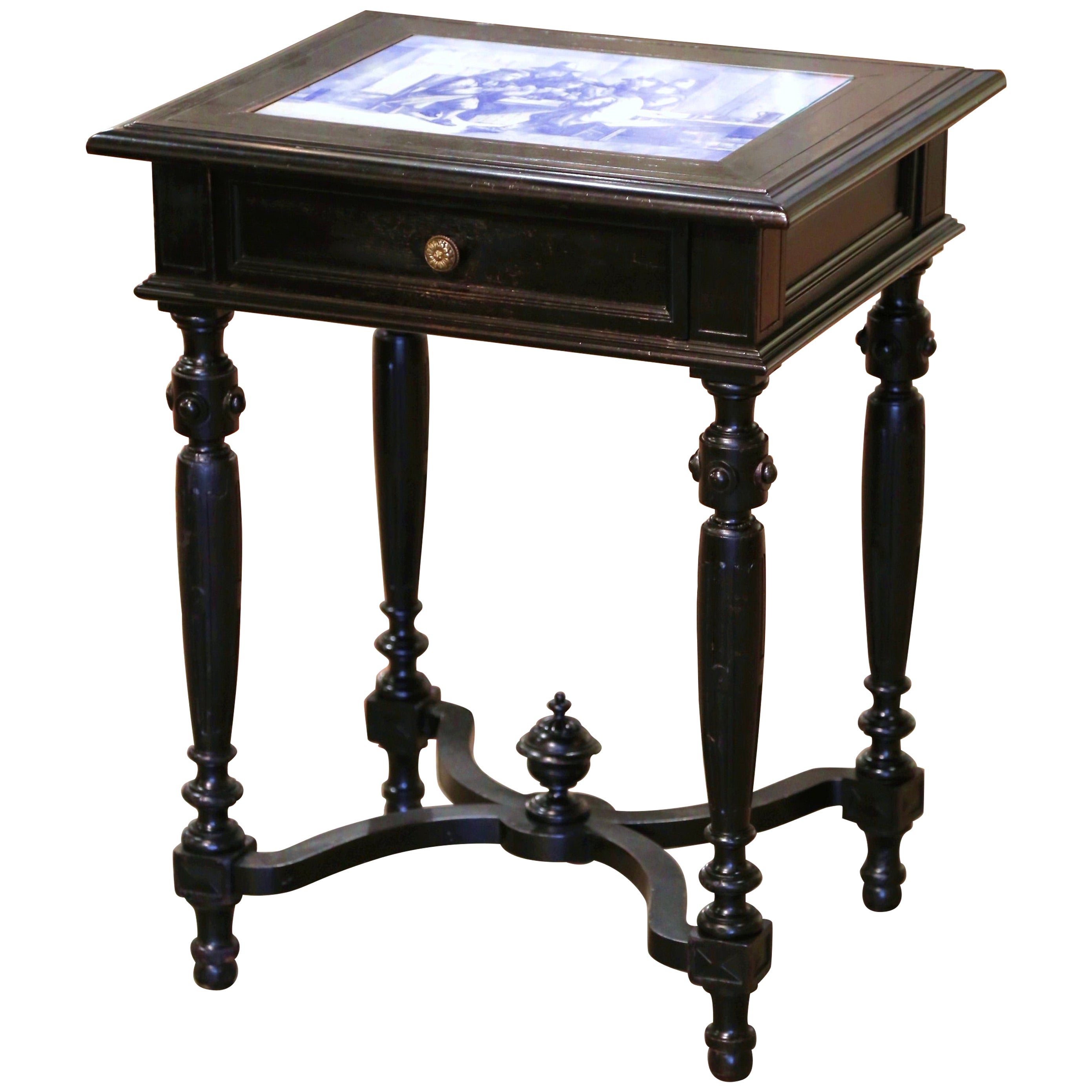 Table d'appoint française du 19ème siècle sculptée en carreaux noirci et peints en bleu et blanc en vente