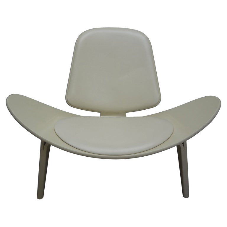 Iconic 20th Century Hans Wegner Lacquer and Leather Shell Chair For Sale