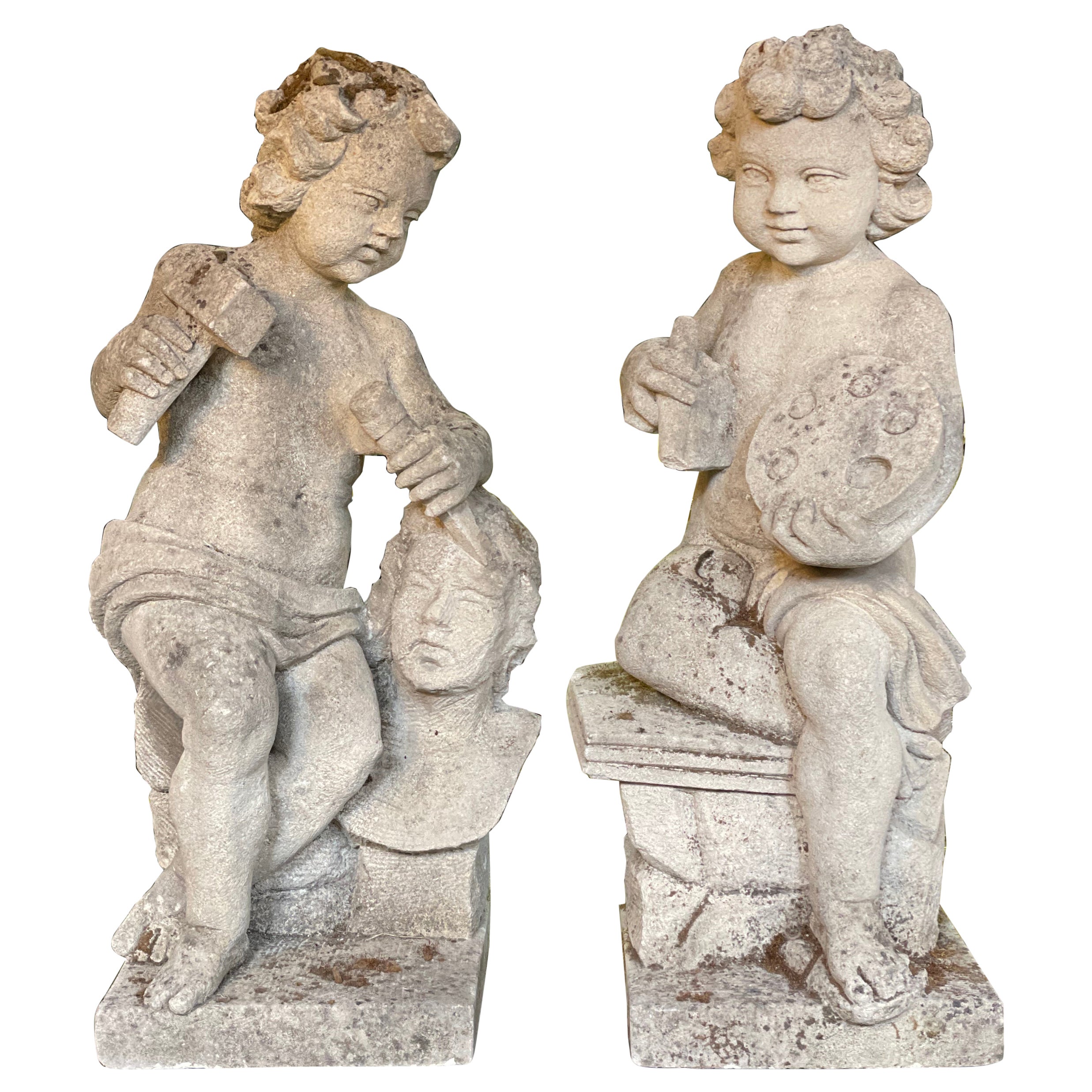 Paire de putti en pierre sculptée du 20ème siècle