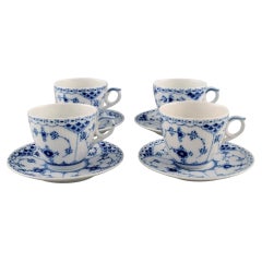 Quatre tasses à café Royal Copenhagen en demi-épaisseur de dentelle bleue cannelée avec soucoupes