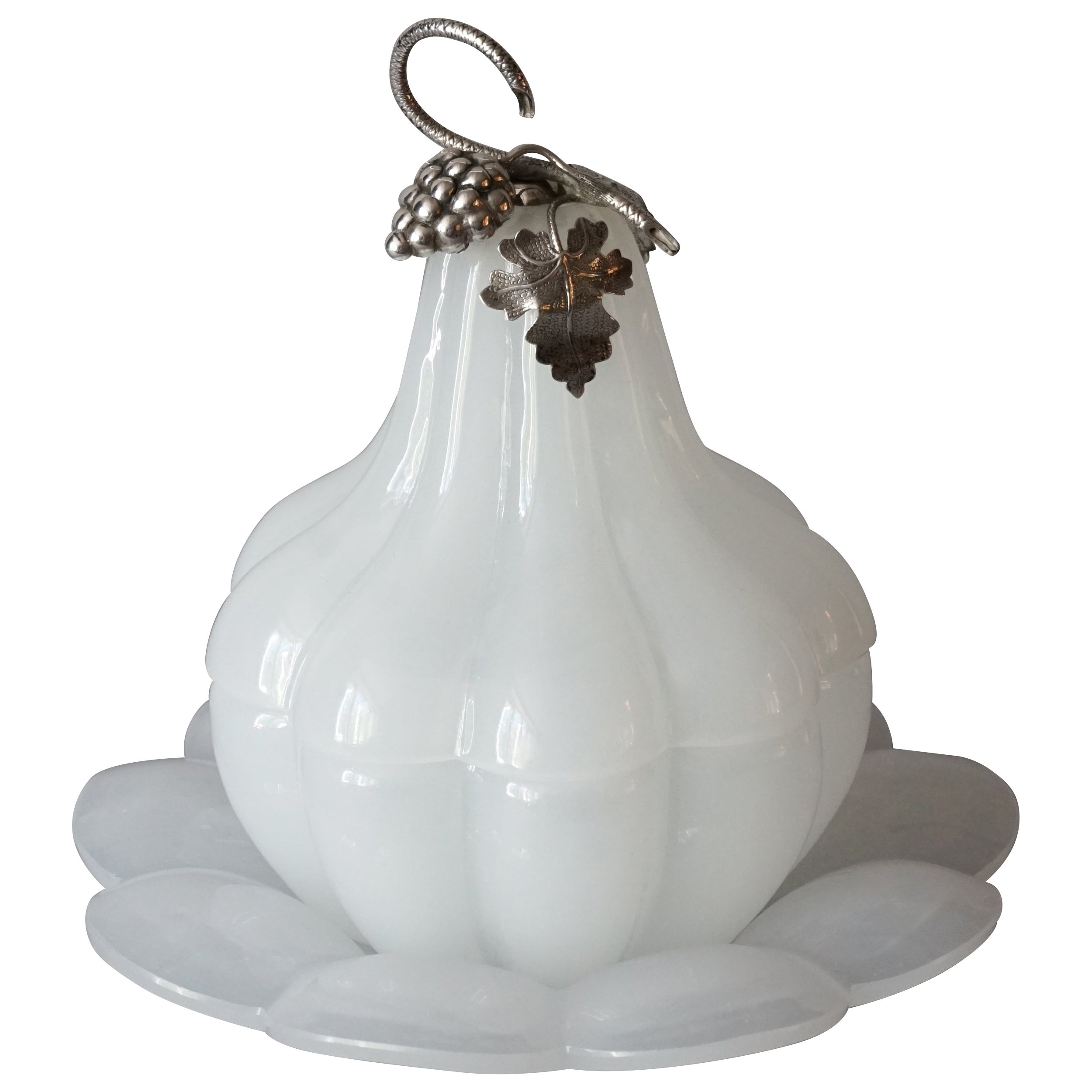 JAR en verre opalin blanc des années 1950 avec couvercle en forme de poire ou de gourde et raisins et feuilles en argent en vente
