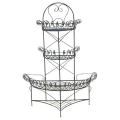 Ancienne jardinière demilune à 3 étages en fer métallique à volutes de style victorien français