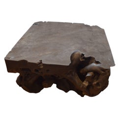 Table basse à trois pieds en bois de teck brûlé