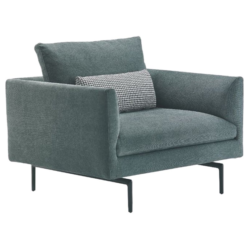 Sillón Zanotta Flamingo en tapicería Teatro con estructura de aluminio pintado de negro