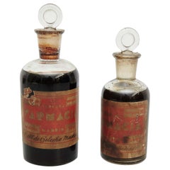 Ensemble de deux bouteilles d'apothicaire en verre anciennes du début du XXe siècle
