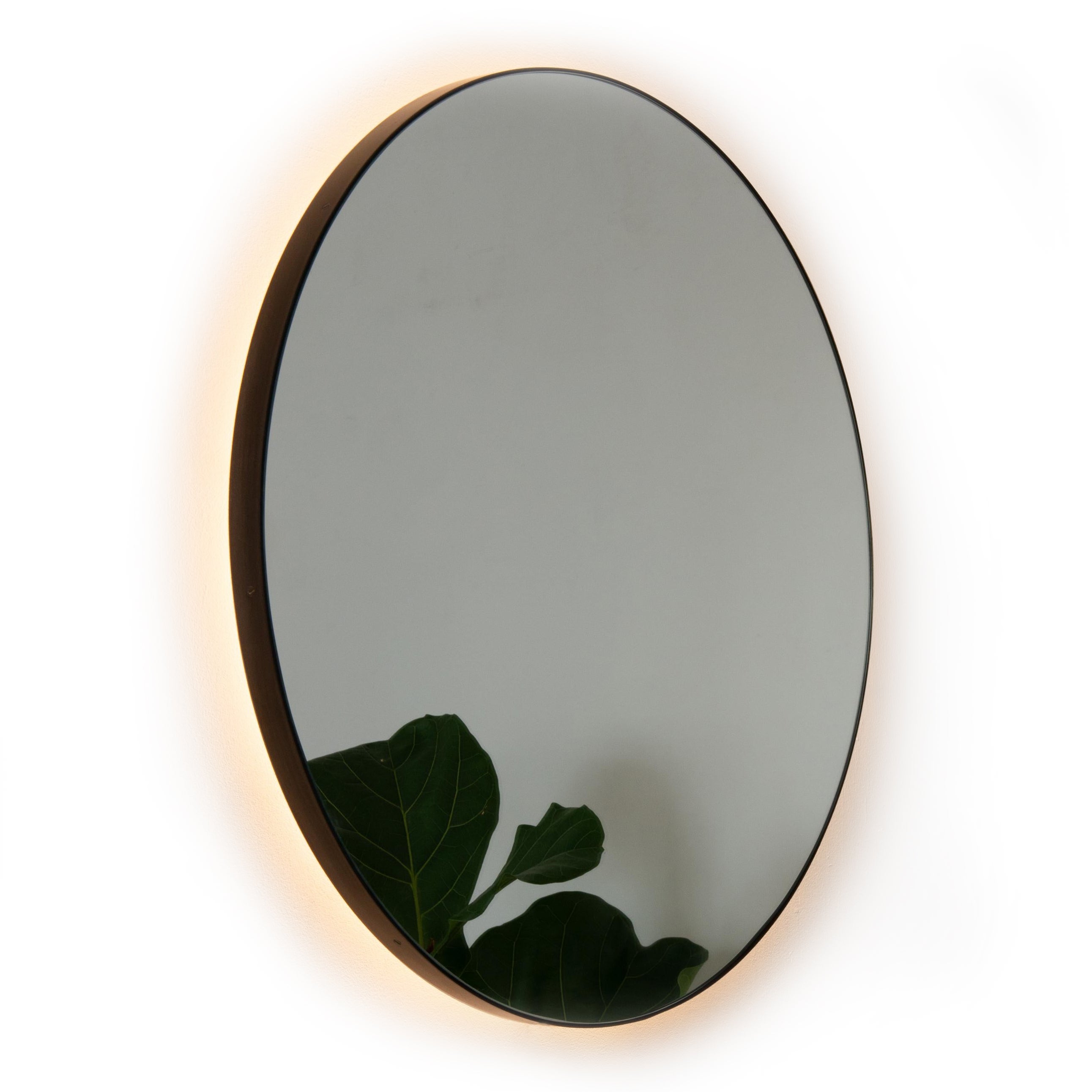 Miroir rond moderne éclairé à dos en forme d'orbe, cadre en laiton patiné bronze, en stock en vente
