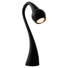 Lampe de table en bois STOCKED n°1, présentée en frêne ébénisé, disponible maintenant