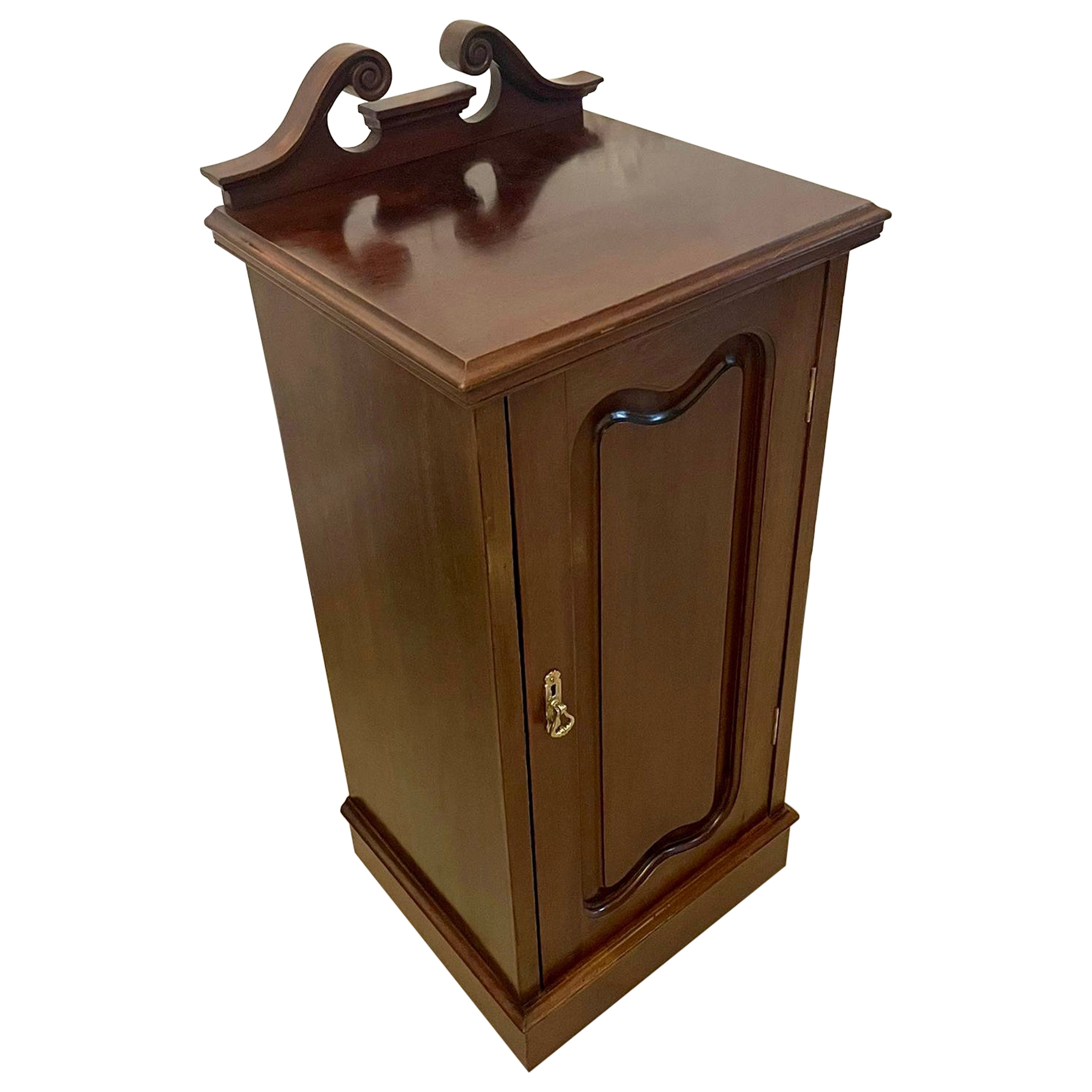 Ancienne armoire de chevet victorienne en acajou de qualité