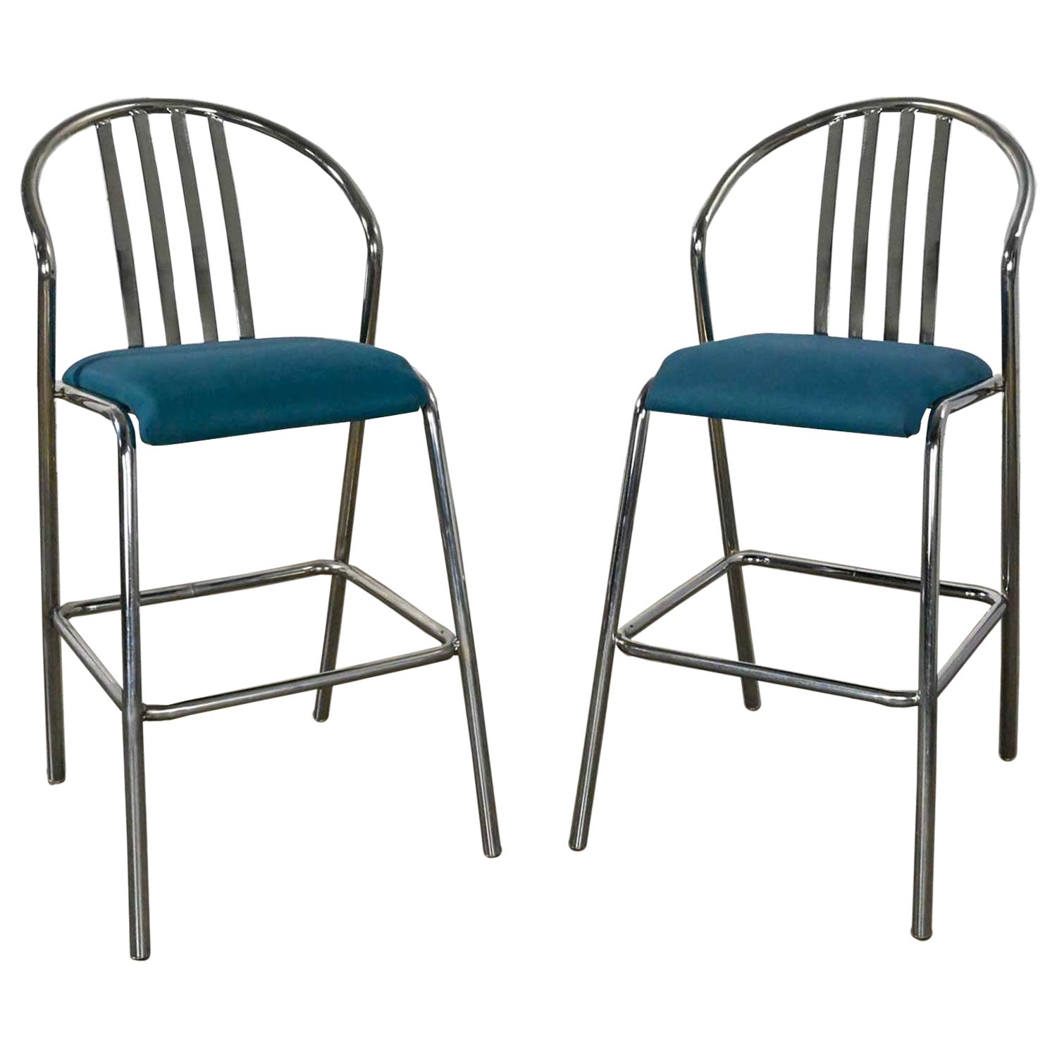 Paire de tabourets de bar modernes et industriels en chrome et tissu bleu de hauteur de bar en vente