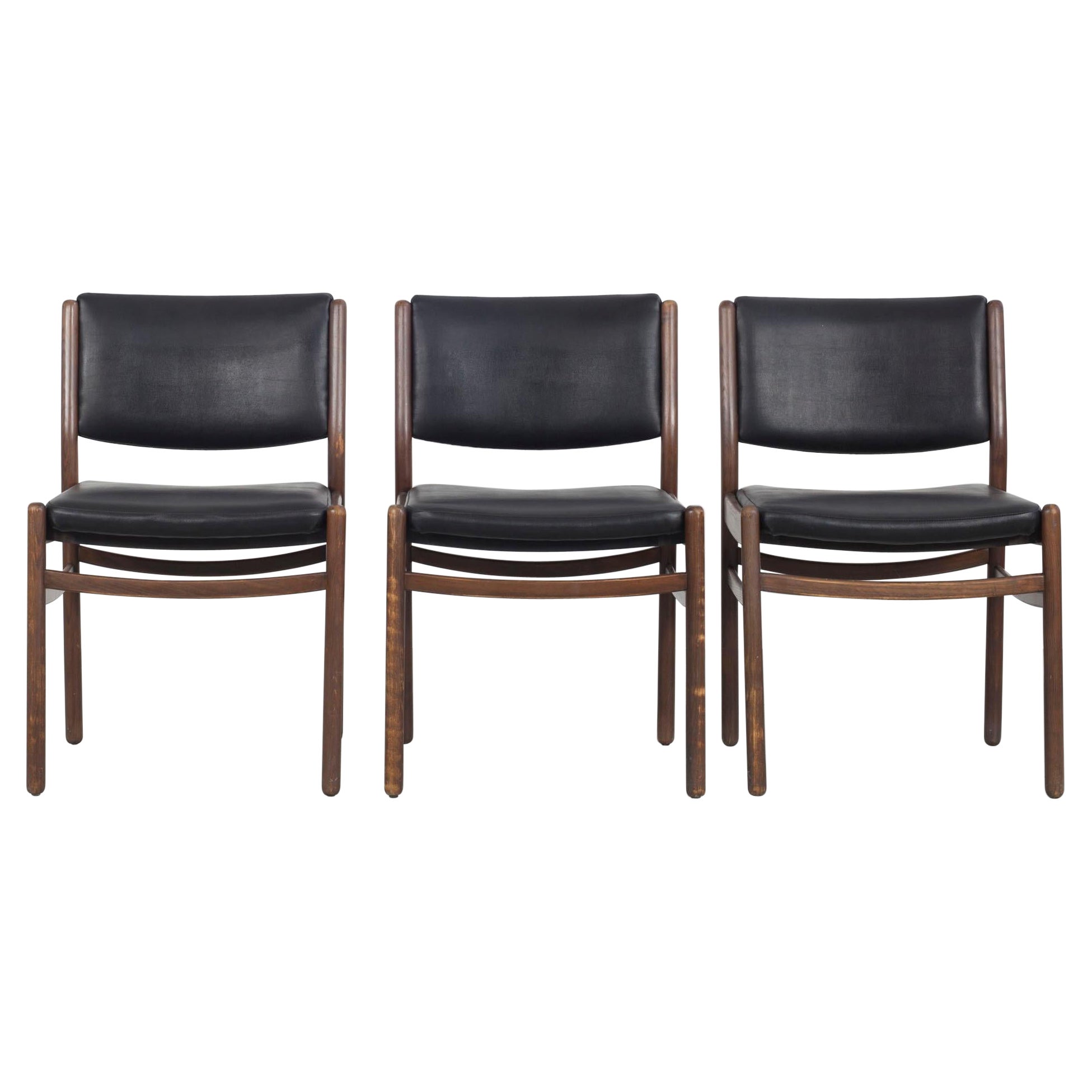 Set aus drei Holzstühlen mit schwarzer Lederpolsterung, Italien, 60er-Jahre