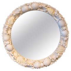 Miroir rond des années 1980 fabriqué à partir de coquillages blancs naturels 