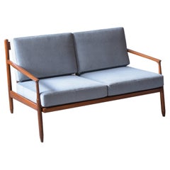 1960s Mid-Century Modern Loveseat en noyer avec tapisserie en velours bleu clair