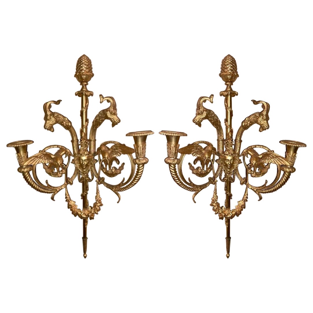 Paire d'appliques murales françaises anciennes à deux lumières en bronze d'or de style Louis XVI, vers 1880