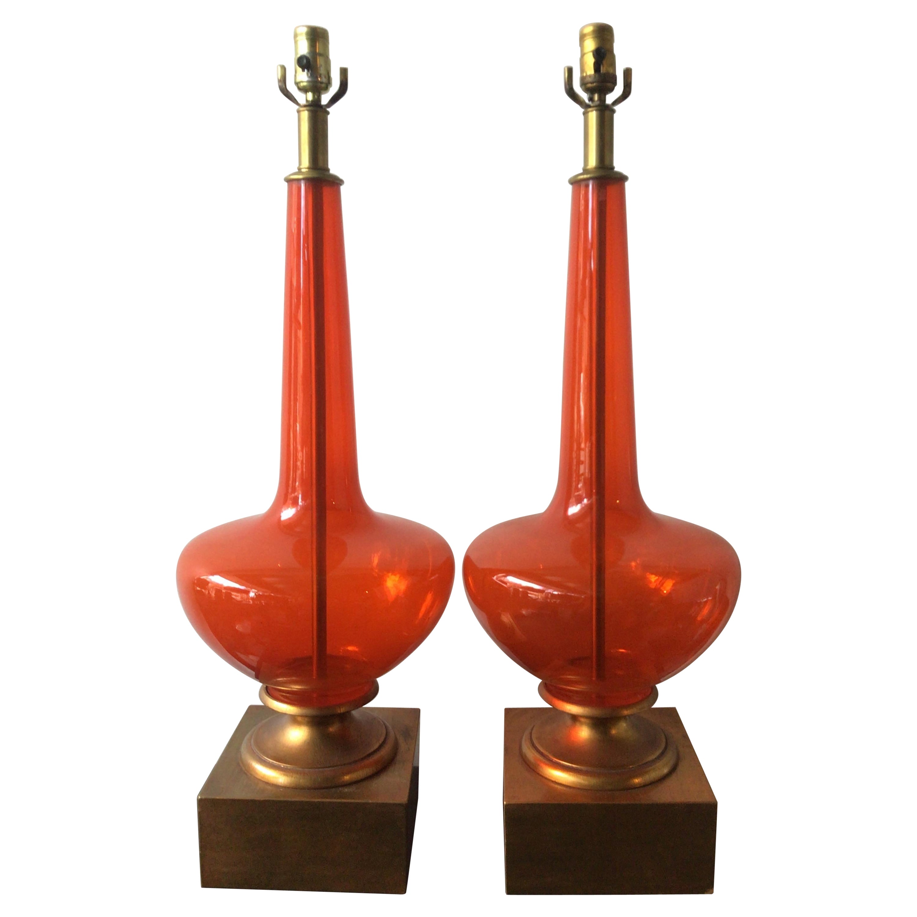 Paire de grandes lampes de Murano orange des années 1960 sur socle en bois doré en vente