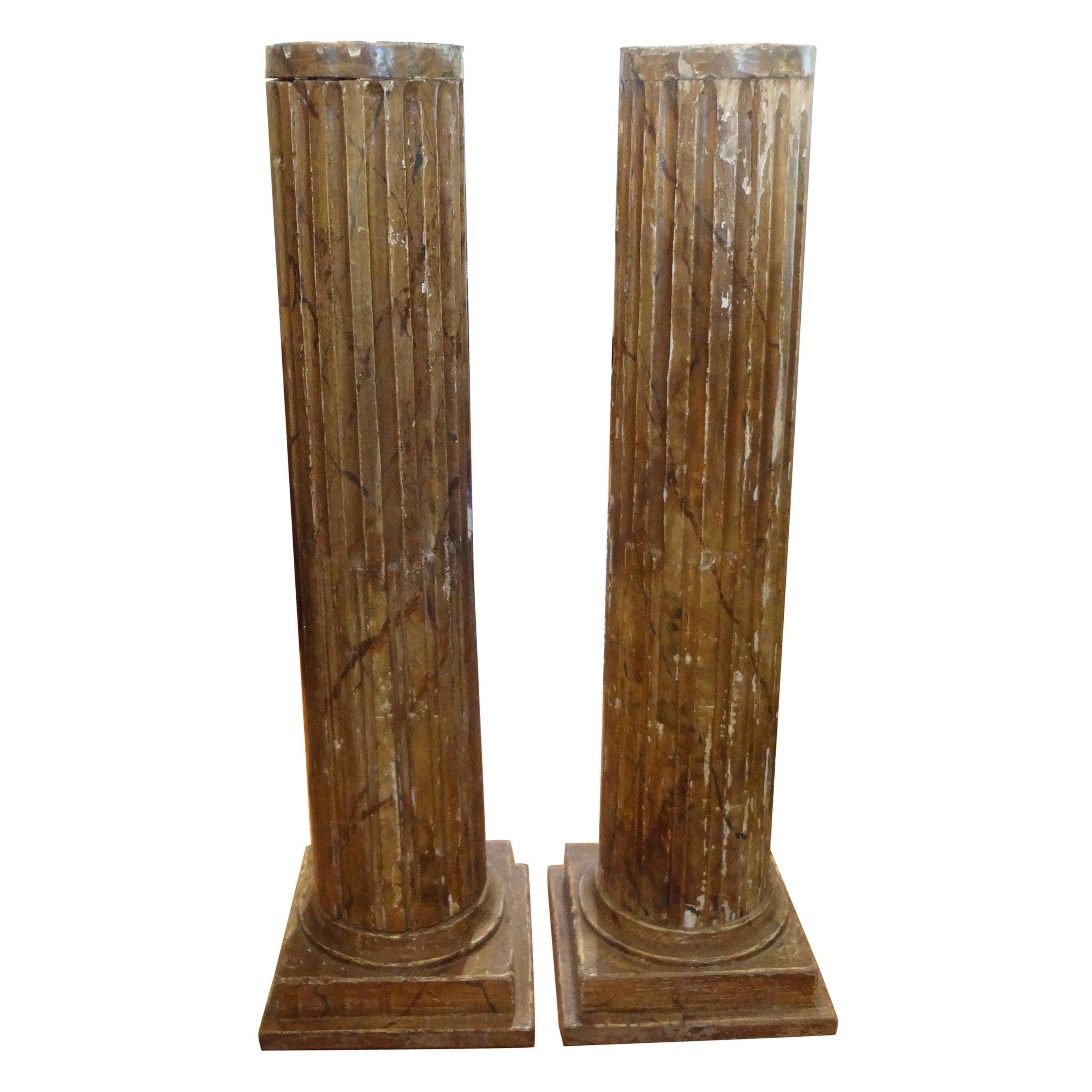 Coppia di piedistalli a colonna in legno intagliato Luigi XVI del XVIII secolo