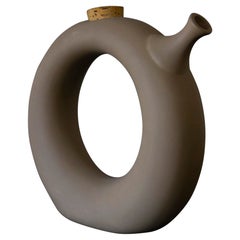 Jarra de Vino de Cerámica Circular en Forma de Donut Firmada por Hartstone