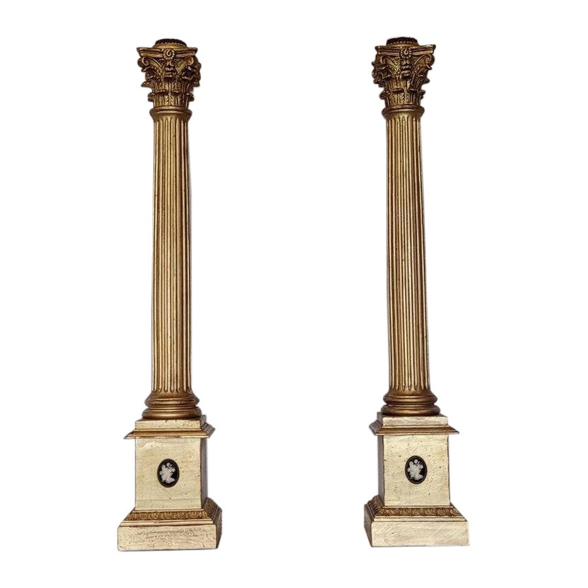 Paire de bougeoirs italiens anciens néoclassiques à colonne corinthienne en bois doré de style néoclassique