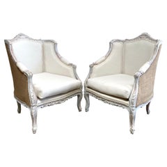 Paire de chaises bergères vintage de style Louis XVI en toile de jute et mousseline