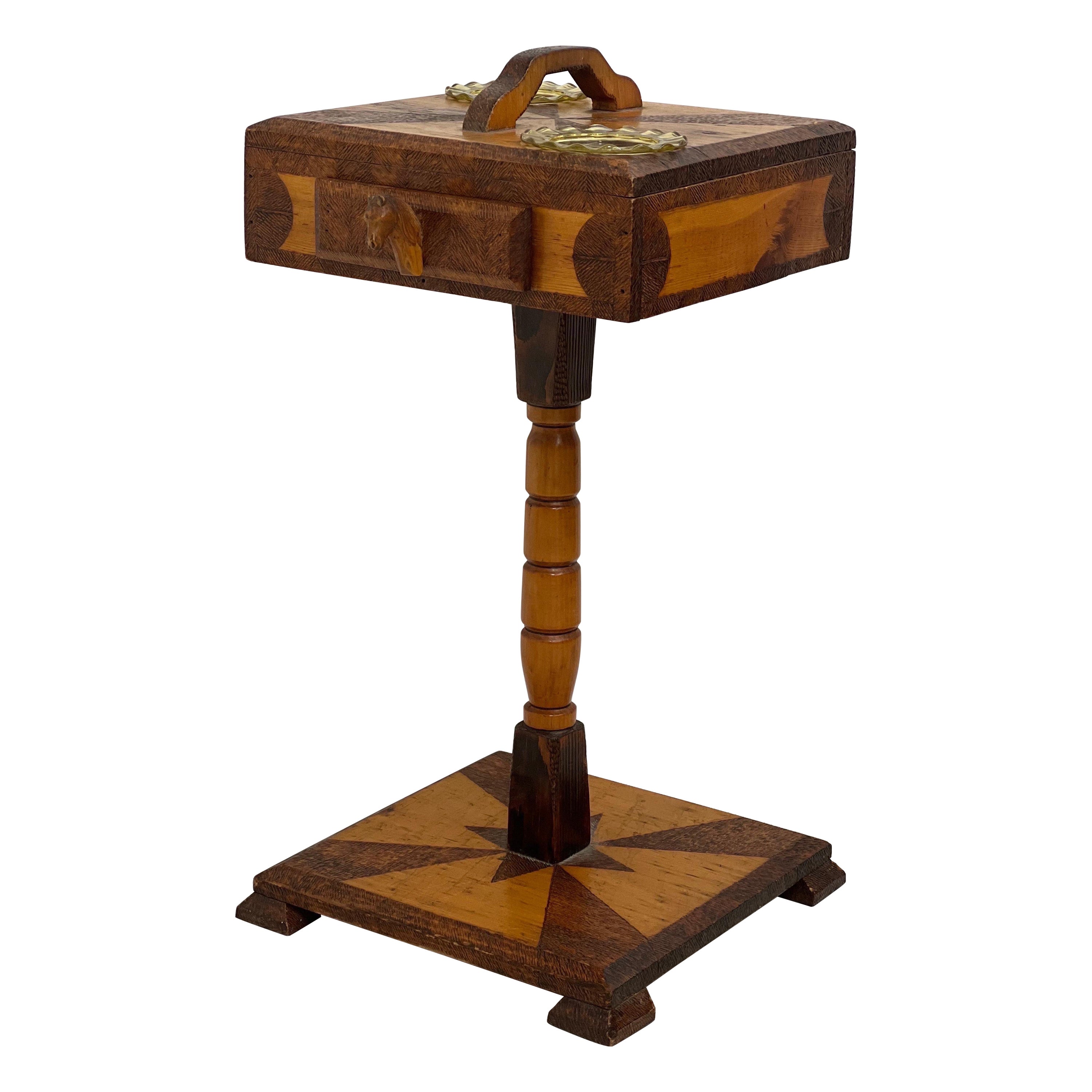 Table d'appoint d'art populaire des années 1940 sur support avec plateau en verre fumé en vente