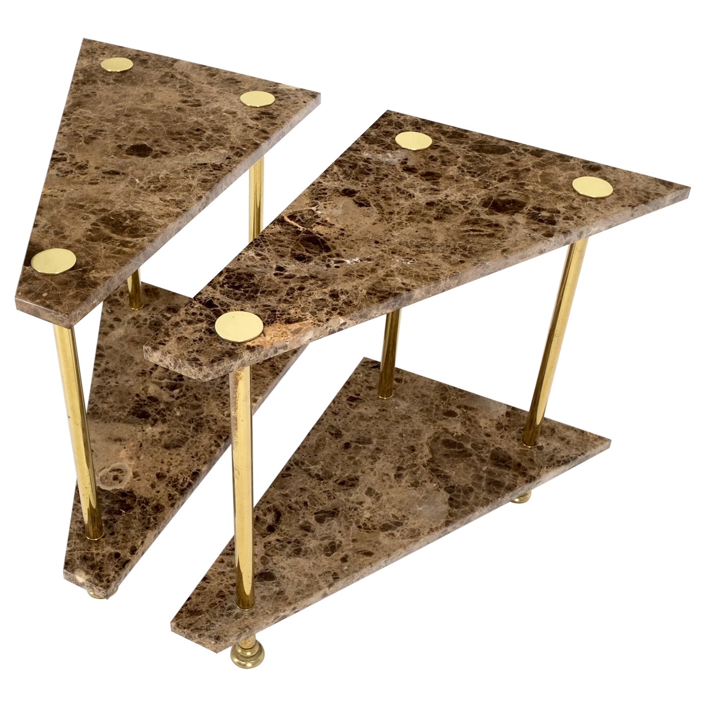Paire de tables d'appoint ou de chevet à deux niveaux en laiton poli et marbre trapézoïde couleur menthe