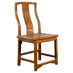 Silla auxiliar de madera de olmo tallada de principios del siglo XX con asiento de ratán