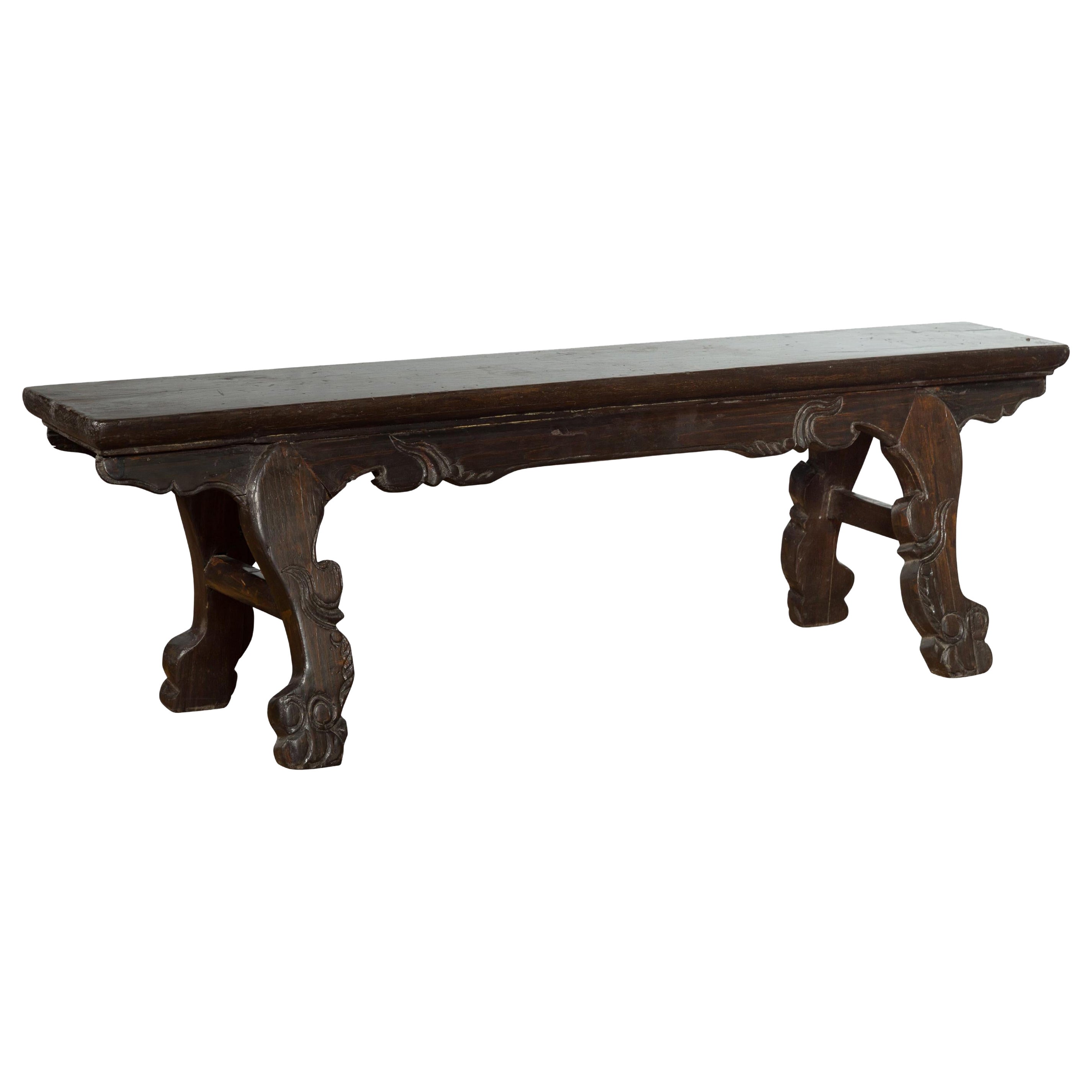 Table basse d'exposition ancienne laquée Brown foncé avec pieds sculptés en vente