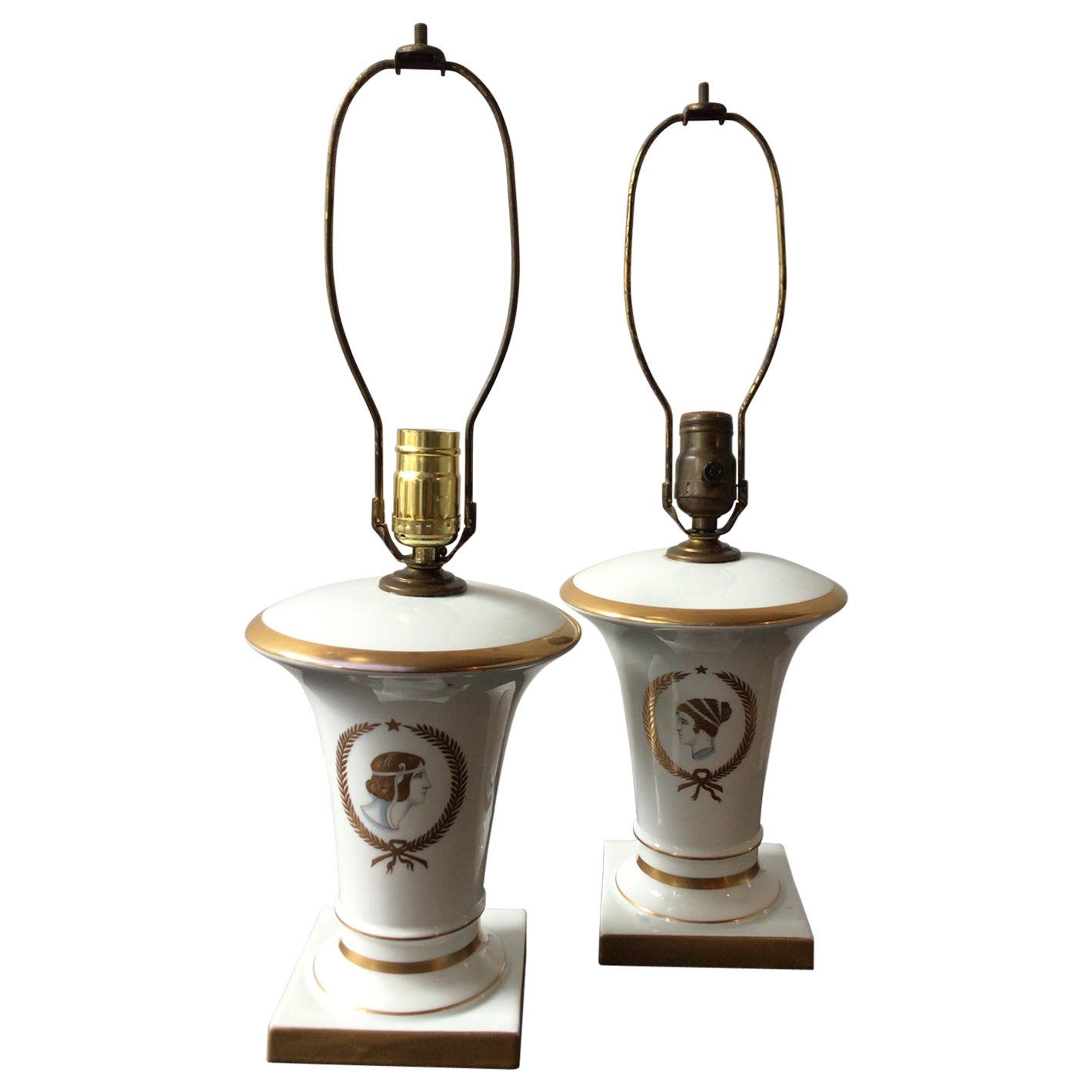 Paire de petites lampes en forme d'urne en porcelaine de style néoclassique des années 1930