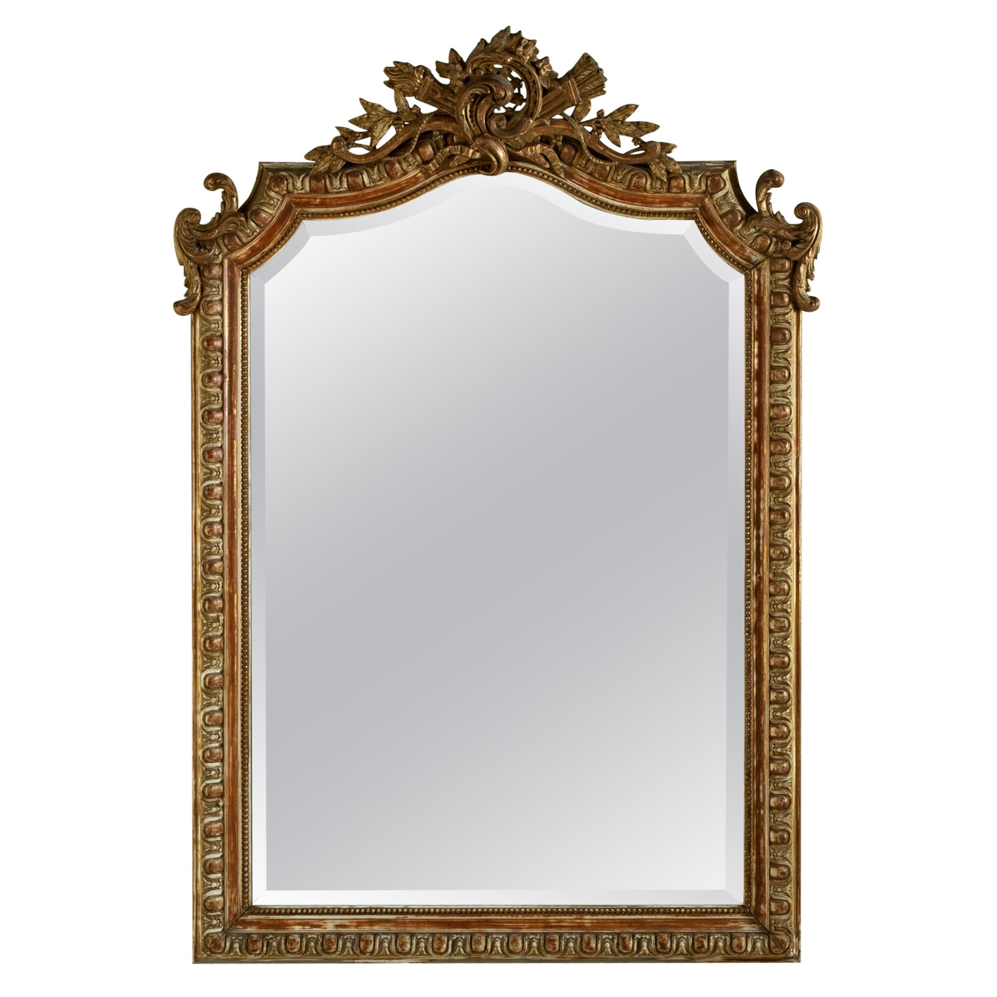 Miroir en bois doré de style Régence française de la fin du XIXe siècle avec verre biseauté en vente