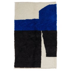 Moderner handgeknüpfter Teppich in Blau, Schwarz und Creme. Kundenspezifische Optionen verfügbar