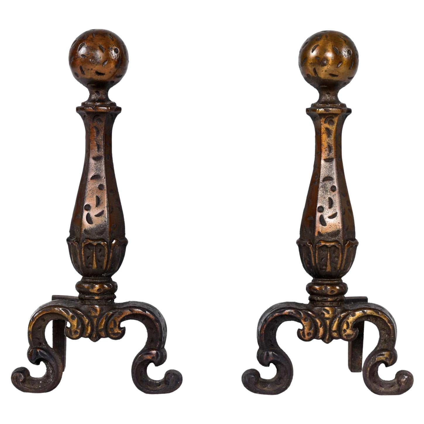 Paire de chenets à texture martelée et couronne de cannonball