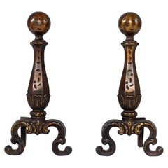 Paire de chenets à texture martelée et couronne de cannonball