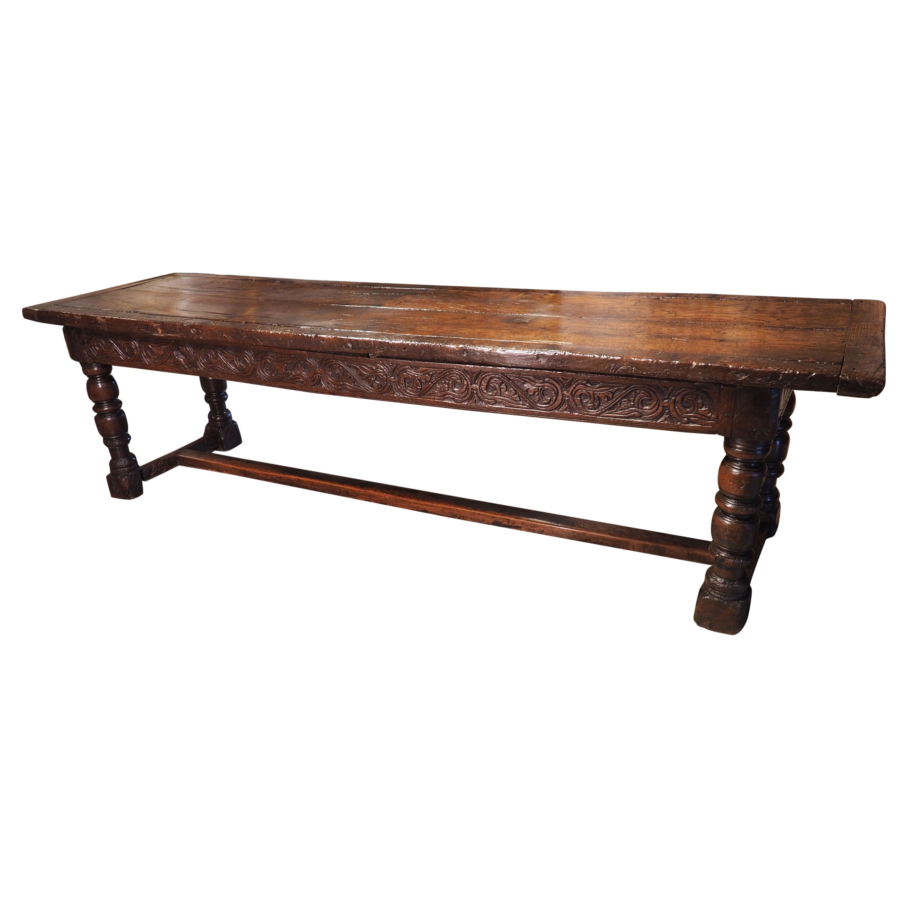 Une longue table à pieds balustres en chêne sculpté du 17ème siècle des Flandres en vente