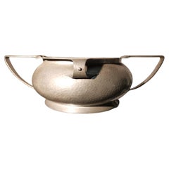 Englische handgehämmerte Art Deco Obstschale oder Tafelaufsatz mit ausziehbaren Henkeln