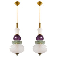 Paire de globes en verre de Murano blanc, violet et vert sauge et pendentifs en laiton, Italie