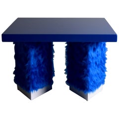 Eccentrico, table basse contemporaine en bois laqué bleu du Studio Greca