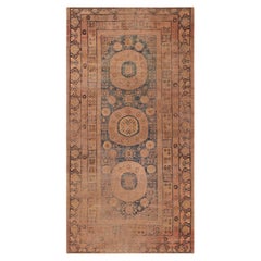 Antiker Khotan-Teppich aus Ostturkestan. 7 ft x 13 ft 5 in