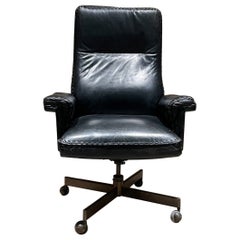 Fauteuil de direction De Sede DS35 pivotant en cuir noir Haussmann Suisse des années 1970