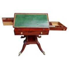 Table de lecture de style Régence anglaise en acajou avec plateau en cuir et tiroirs flanqués, vers 1800
