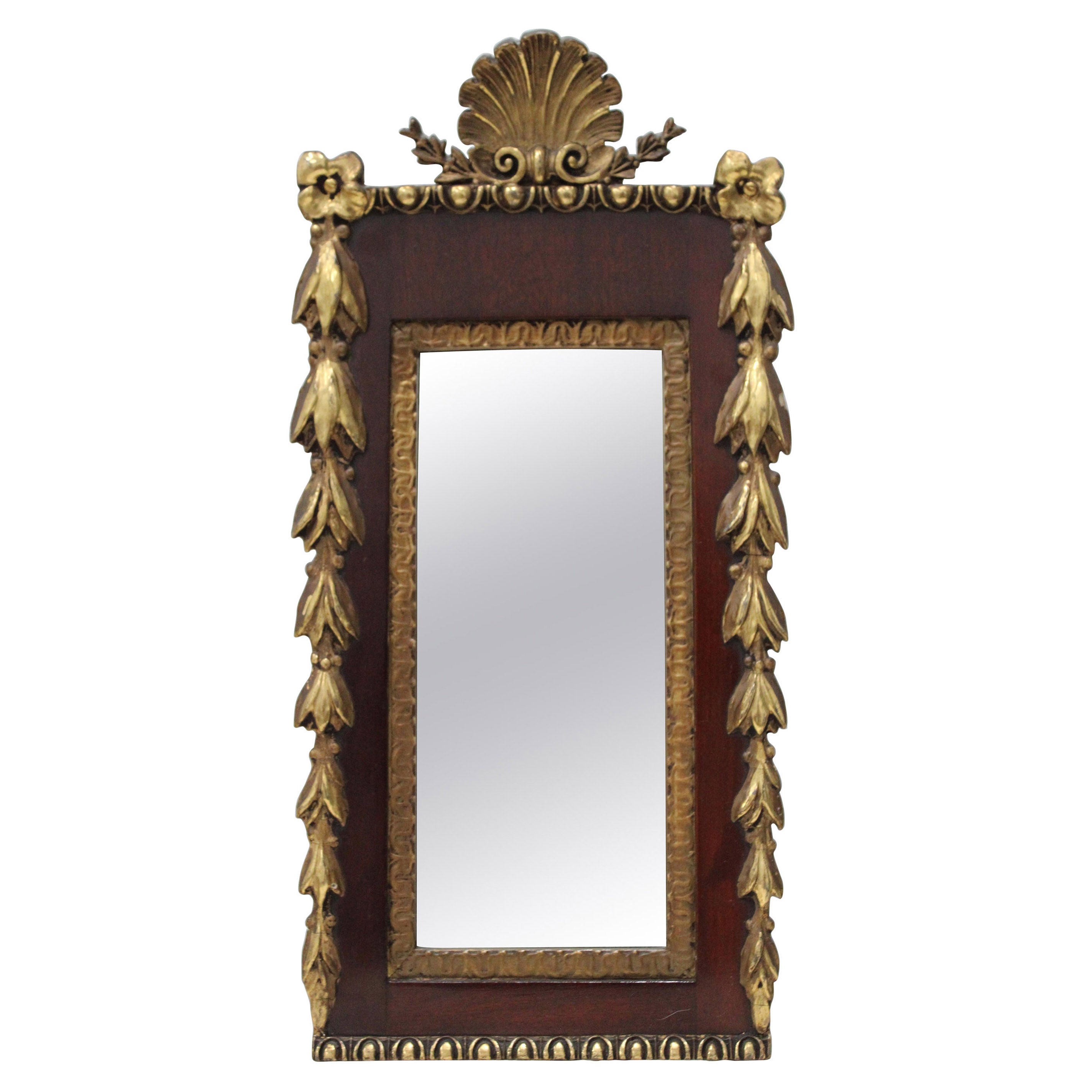 Rare miroir Empire de taille rare, sculpté et doré avec dessus en coquillage en vente