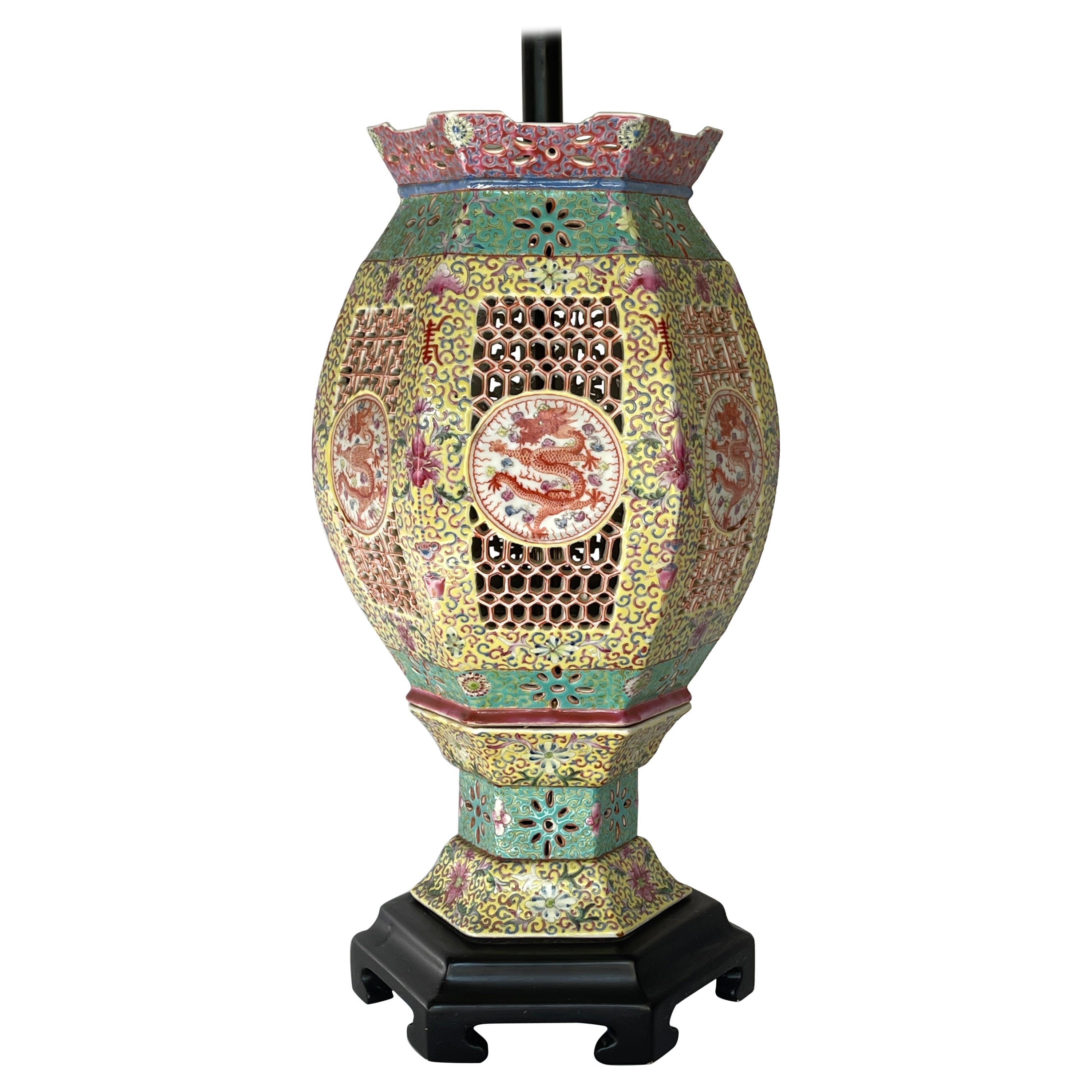 Ancienne lanterne de mariage chinoise en porcelaine famille rose en forme de dragon impérial