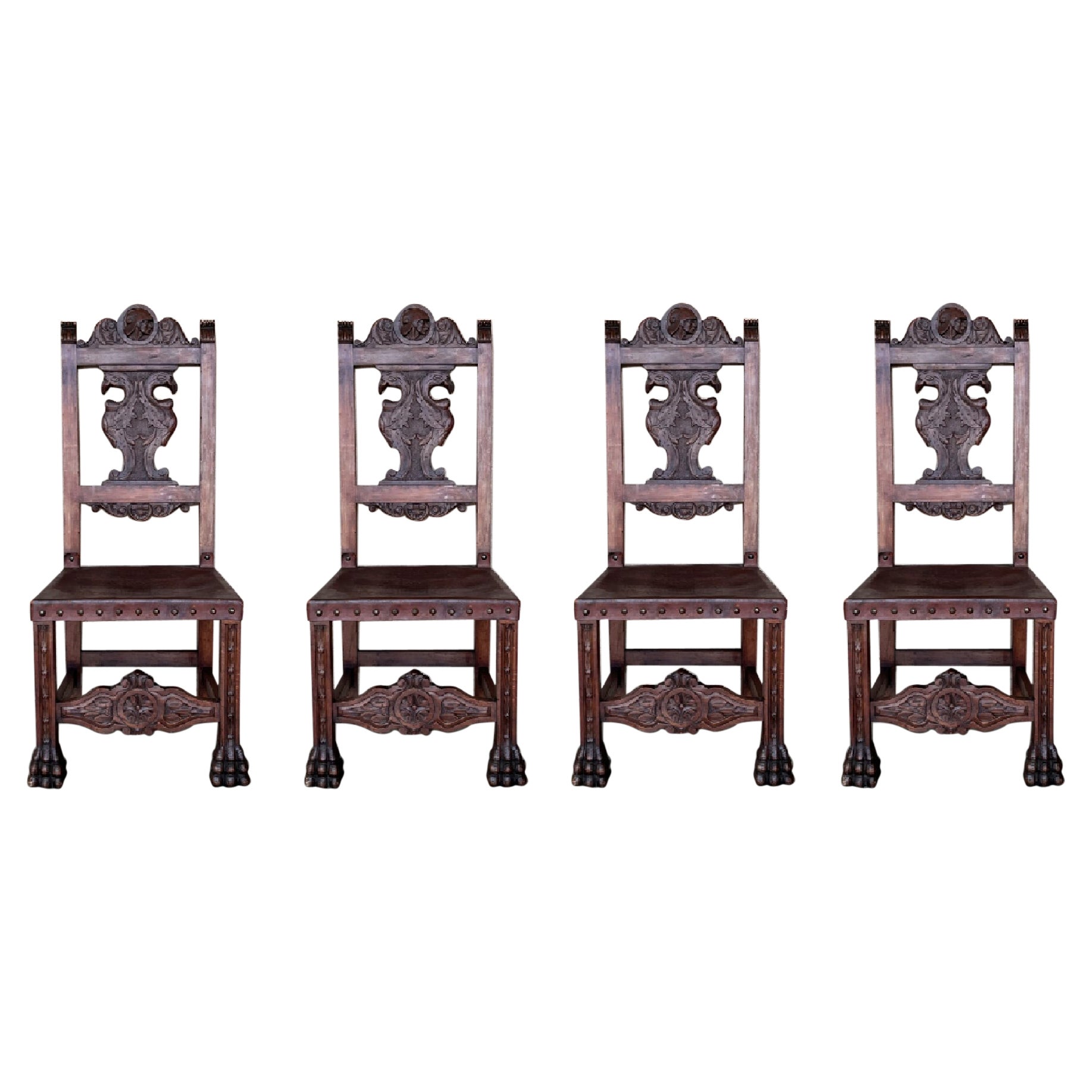 Ensemble de quatre chaises françaises du 19ème siècle en noyer sculpté et tourné avec pieds en forme de griffes en vente
