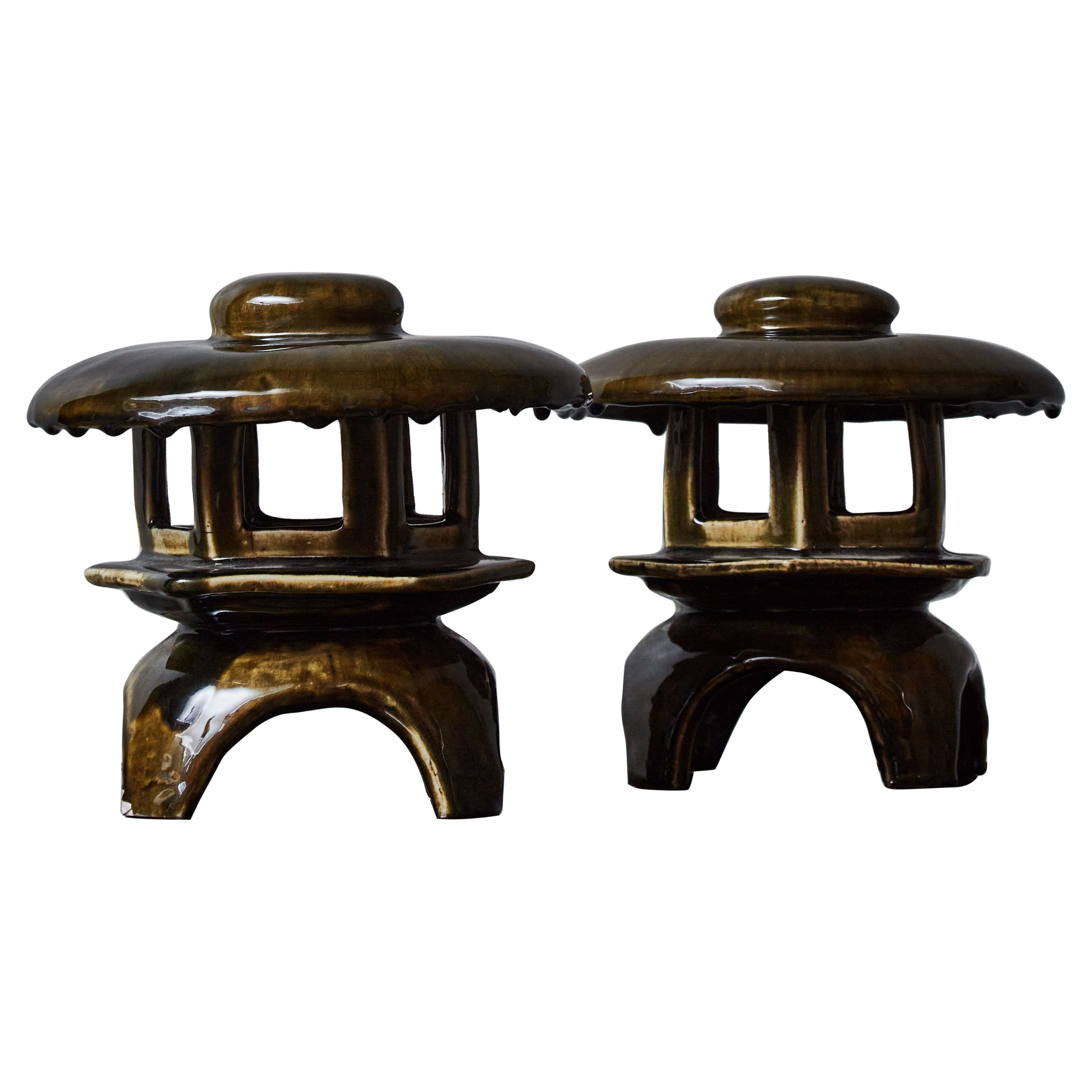 Paar kleine glasierte Pagoden-Tischlampen aus Keramik