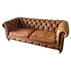 Una coppia di Chesterfield in pelle in stile inglese, di grande colore con una pat applicata a mano