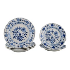 Six assiettes à oignons bleus de Meissen en porcelaine peinte à la main, début du 20e siècle. 