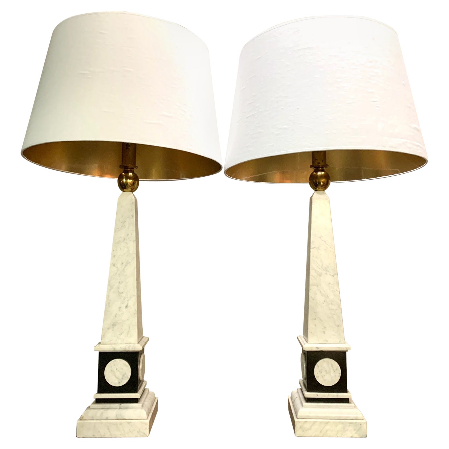 Zwei große Obelik-Tischlampen aus Marmor und Stein aus dem Jahr 1960 im Angebot